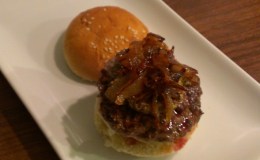 3. Hamburguesa con Queso de Cabra y Cebolla Confitada (30&nbsp;min)