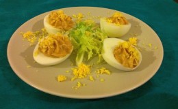 9. Huevos rellenos de Atún con Cebolla Roja (20 min + 30 min&nbsp;maceración)