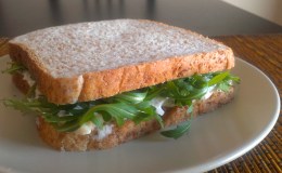 22. Sandwich de Queso Azul, Nueces y Pasas al Ron (10 min +&nbsp;remojo)