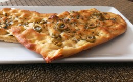 55. Focaccia fina con Olivas Verdes (20 min + fermentación -1h&nbsp;30min-)